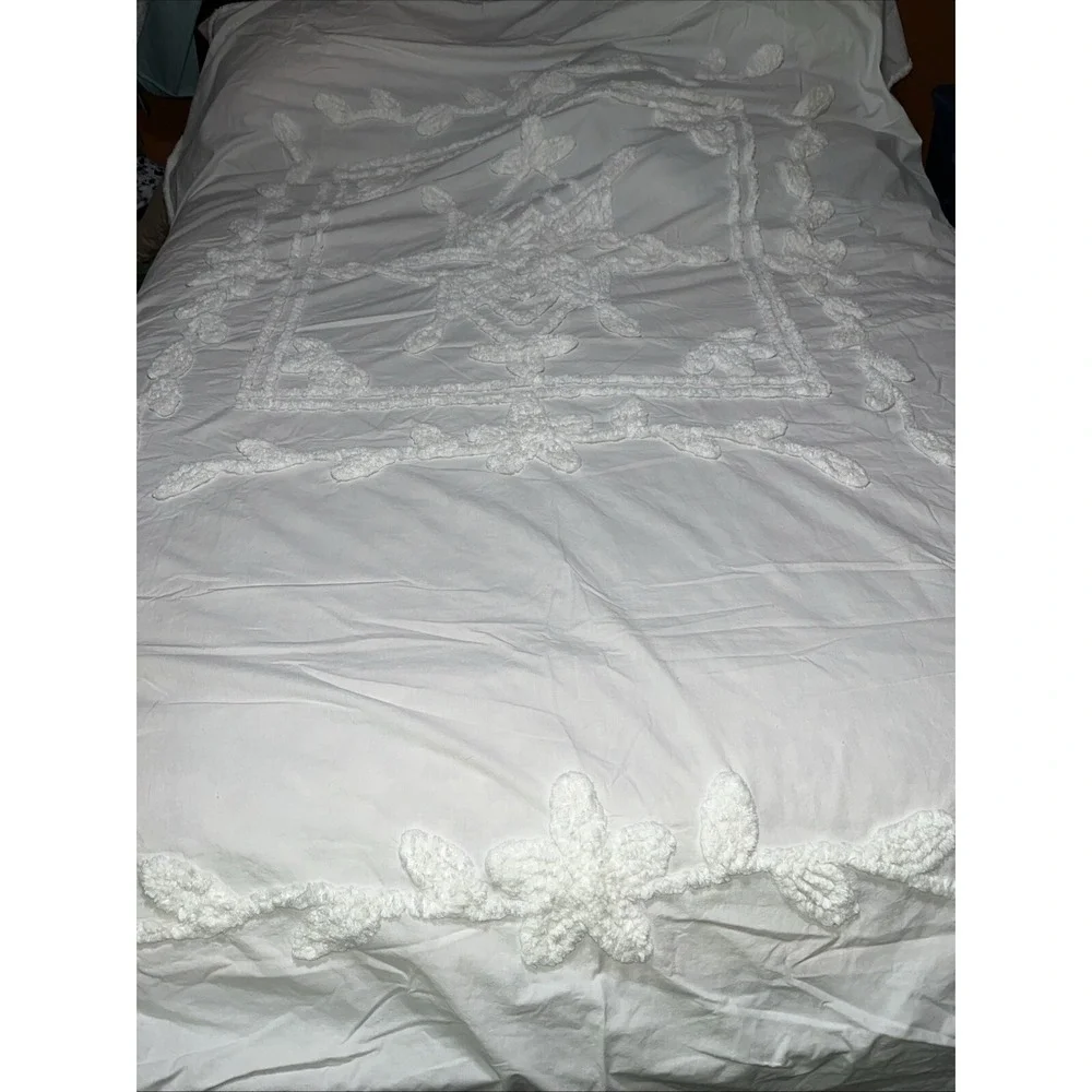 Vtg Linen Bed Cover , Chenille Like needle punch Christmas , Snowflake, 100x72